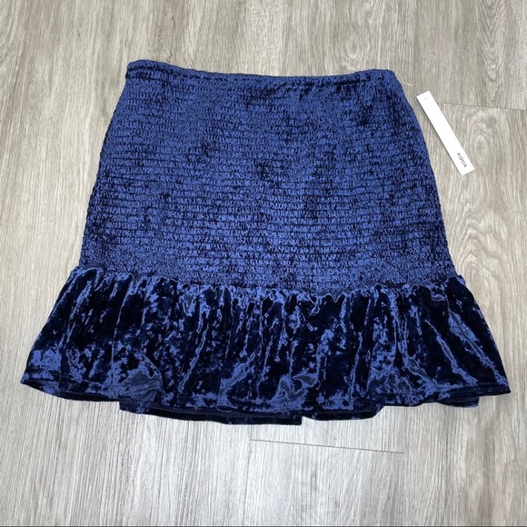 AQUA for BLOOMINGDALE'S Women's Navy Smocked Velvet Ruffle Hem Mini Skirt sz M - Picture 1 of 2
